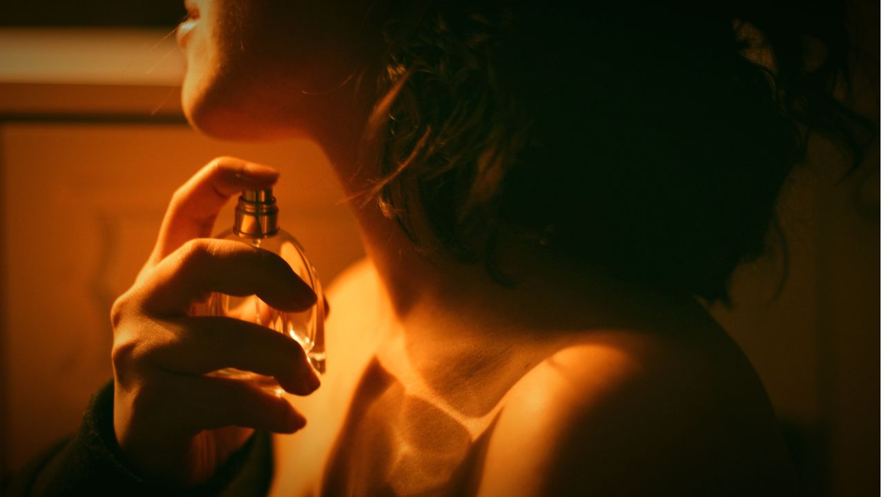 mulher passando perfume